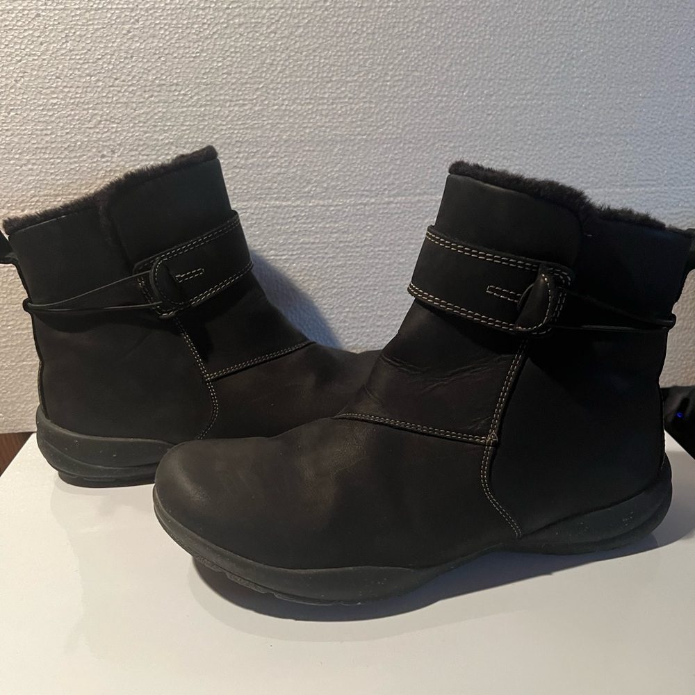 Clarks - Roseville Boots -warm lined suede upper, Waterproof